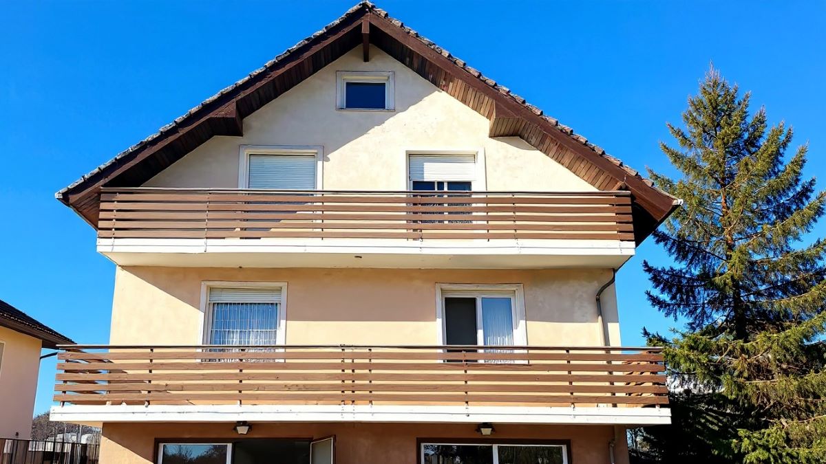 Minőségi fa erkélykorlát az XXL kerítés választékában